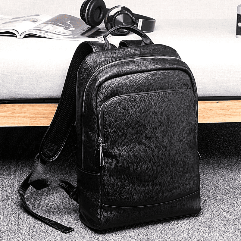 Mochila preta de couro masculina