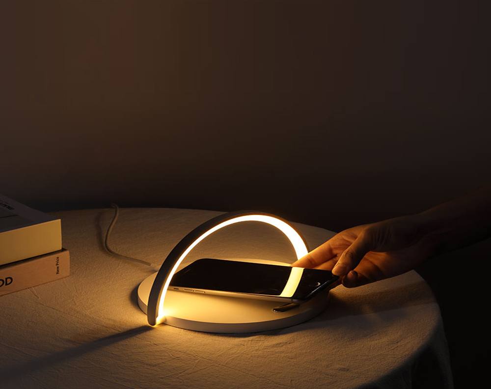 Luminária e suporte com carregador sem fio e por indução acoplado para telefone celular Rede Canan