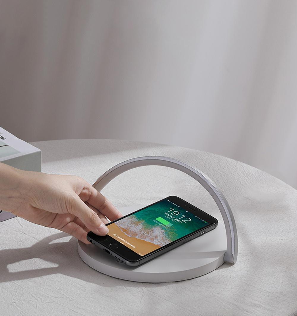 Luminária e suporte com carregador sem fio e por indução acoplado para telefone celular Rede Canan