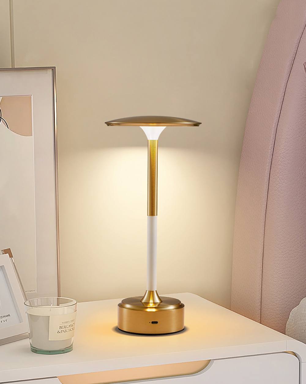 Luminária sofisticada “poste” com carregamento USB Rede Canan