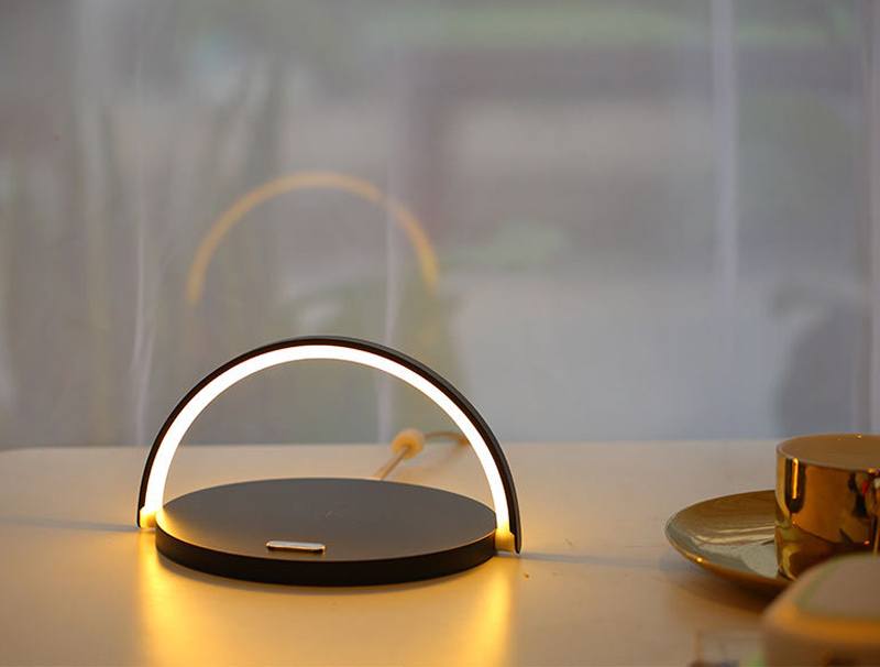Luminária e suporte com carregador sem fio e por indução acoplado para telefone celular Rede Canan