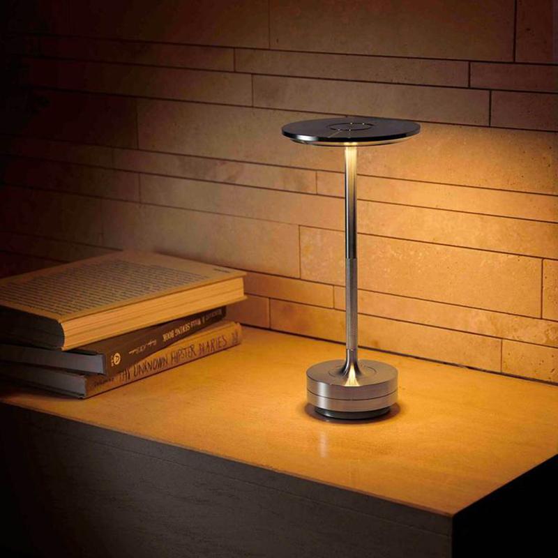 Luminária sofisticada “poste” com carregamento USB Rede Canan