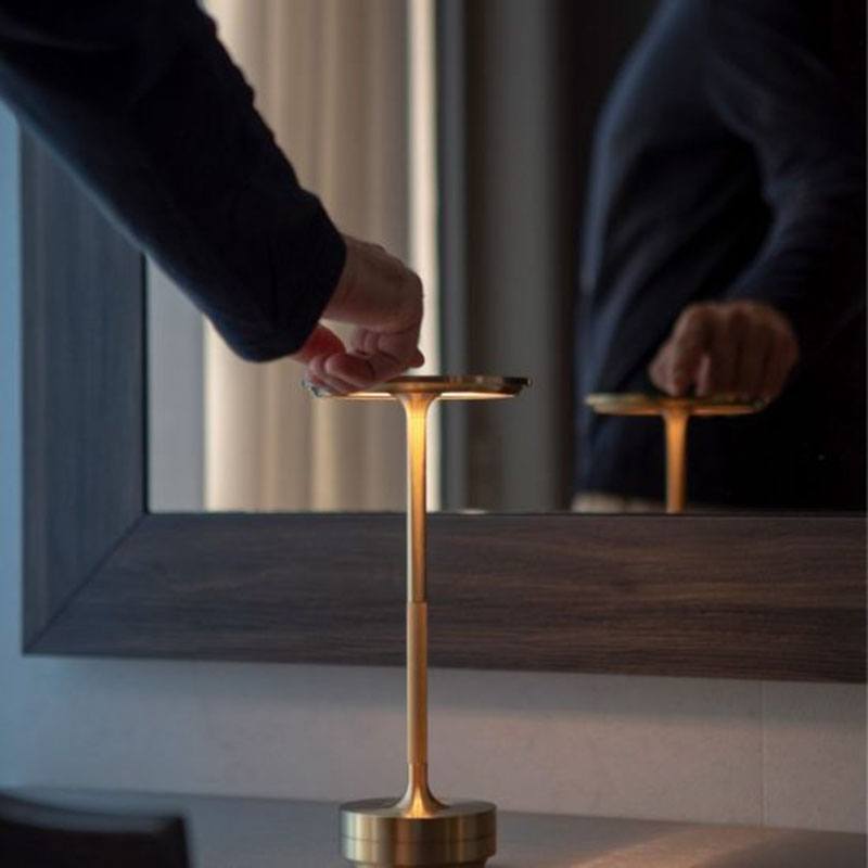 Luminária sofisticada “poste” com carregamento USB Rede Canan