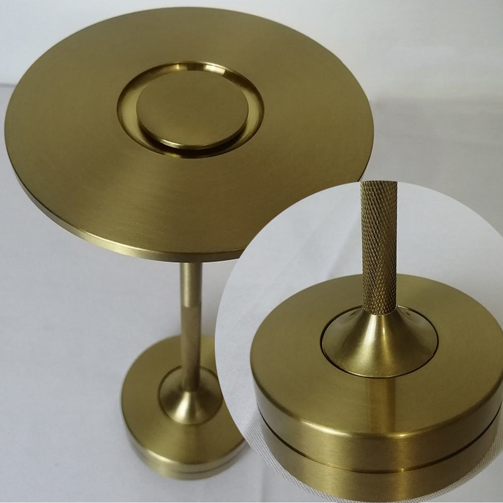 Luminária sofisticada “poste” com carregamento USB Rede Canan