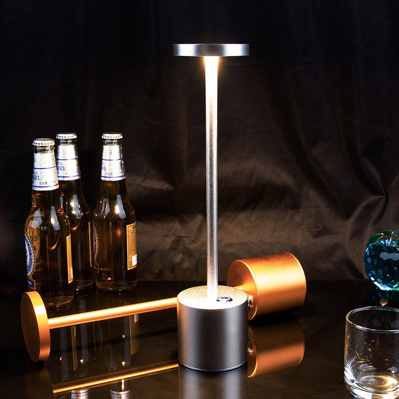 Luminária sofisticada “poste” com carregamento USB 2 Rede Canan