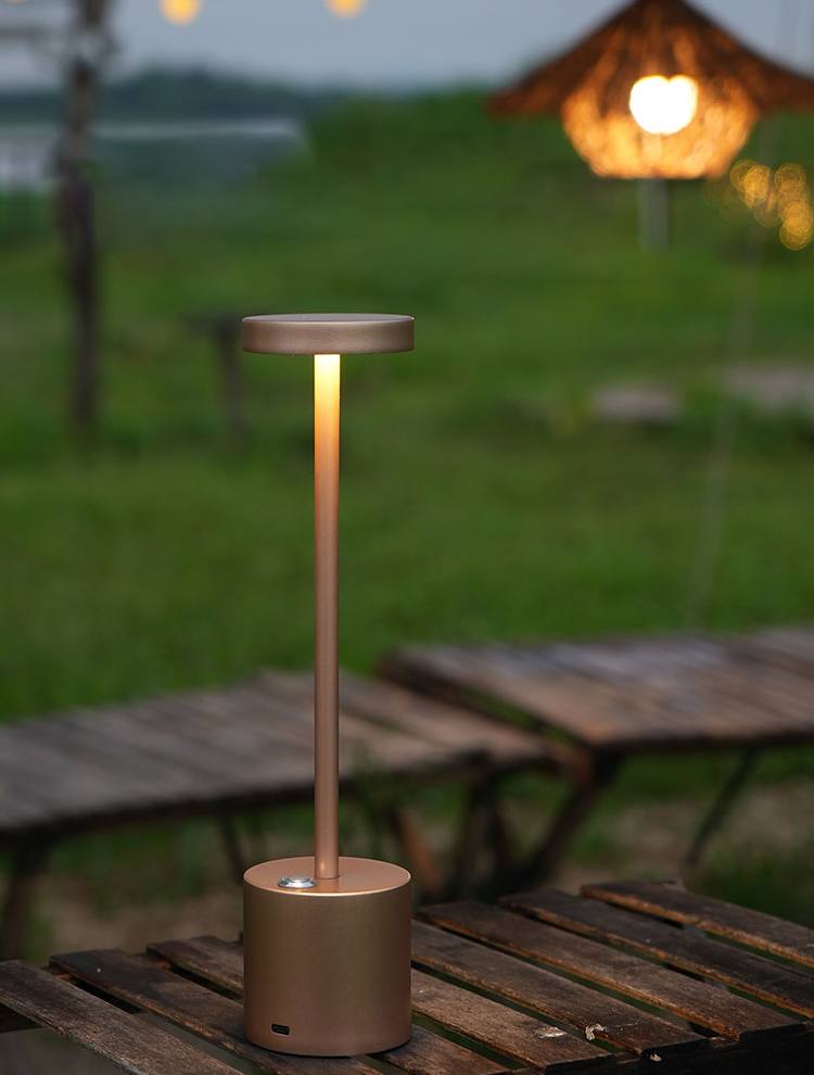 Luminária sofisticada “poste” com carregamento USB 2 Rede Canan