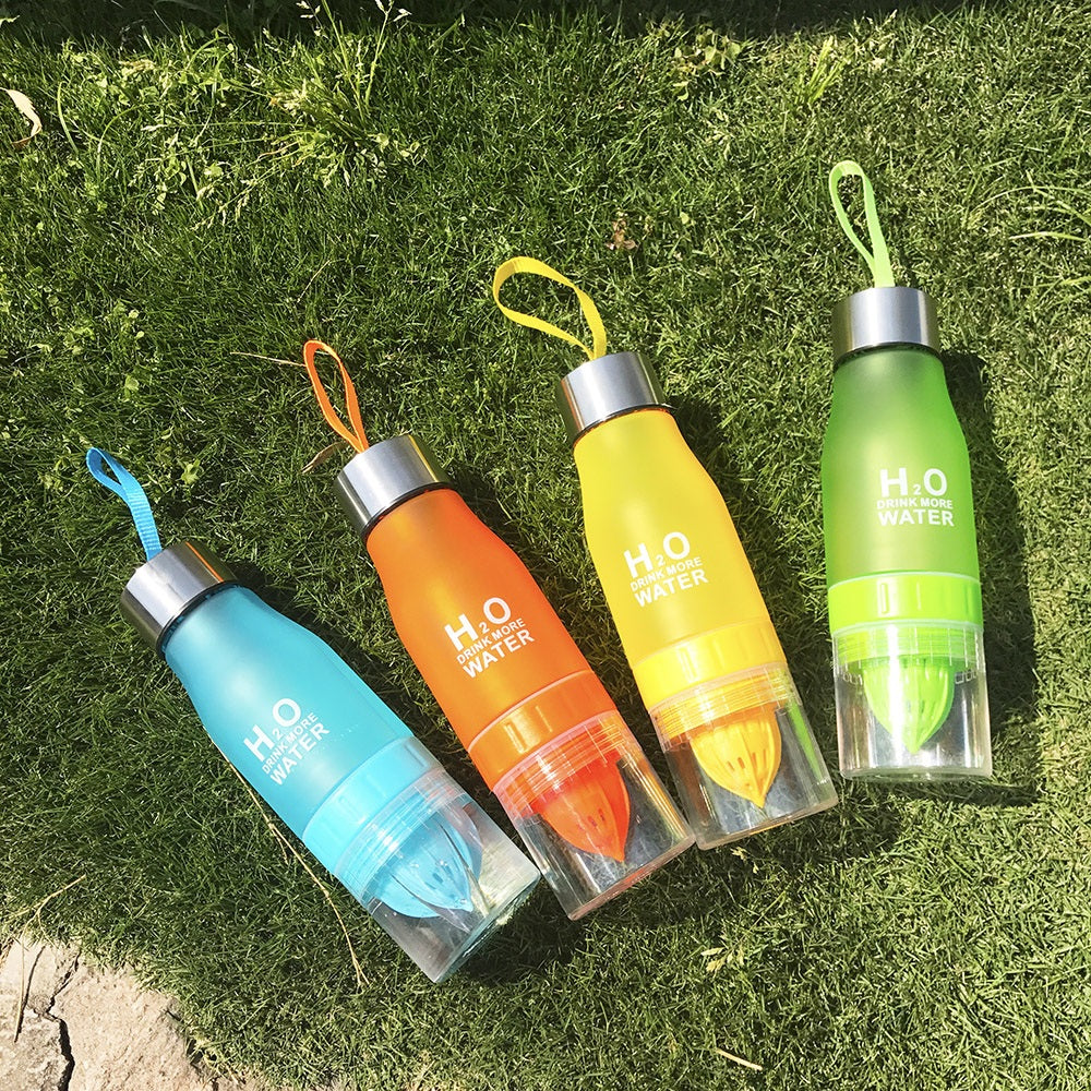 Garrafa com infusor de frutas Rede Canan
