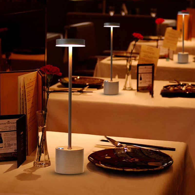 Luminária sofisticada “poste” com carregamento USB 2 Rede Canan