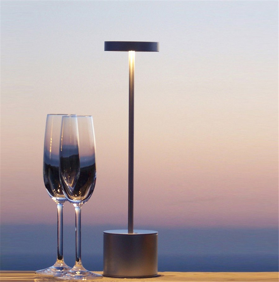 Luminária sofisticada “poste” com carregamento USB 2 Rede Canan